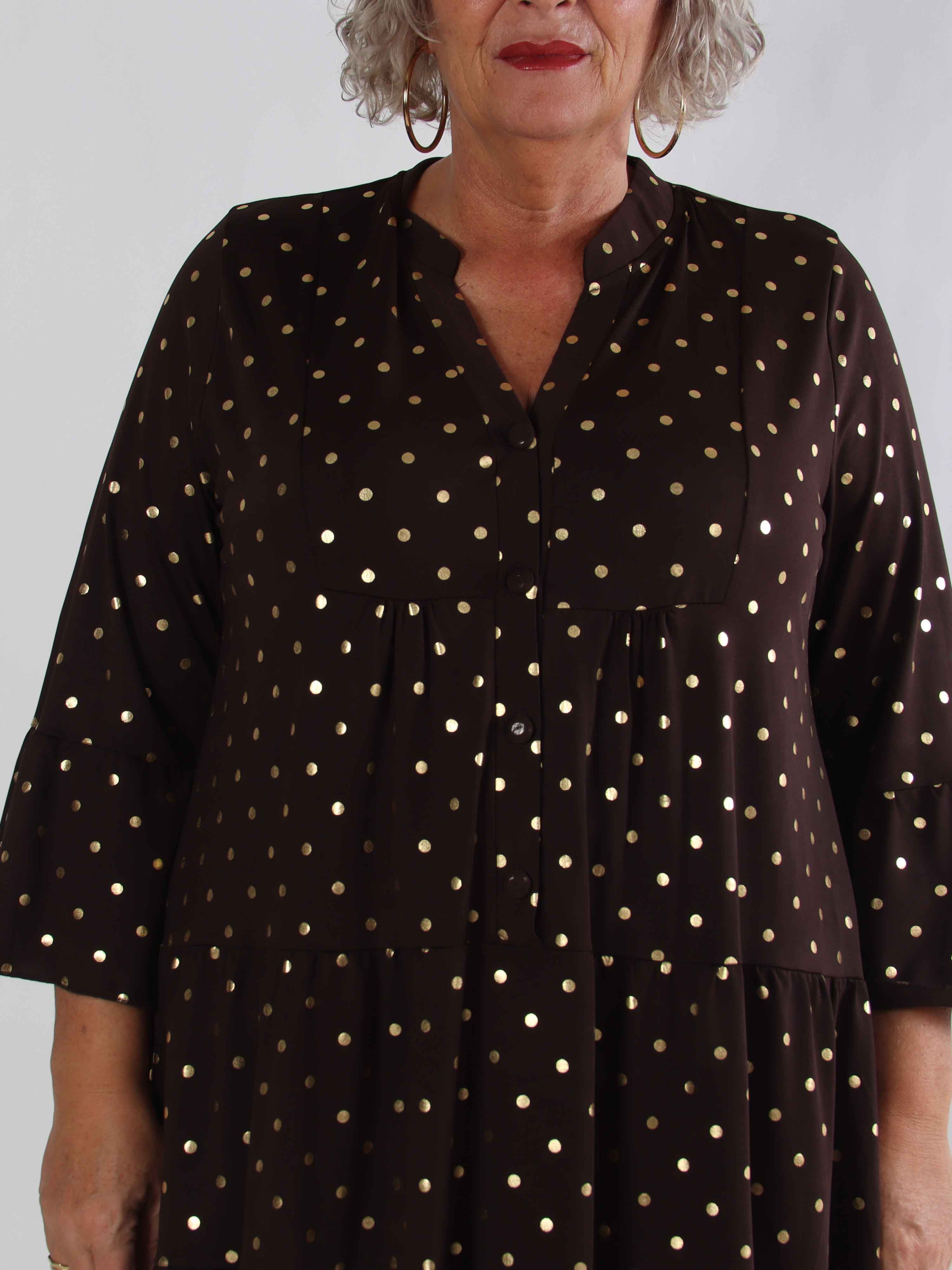 Milania Dot - Elastisk plus size kjole med guld prikker og flæselag